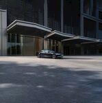 现代建筑前的黑色轿车