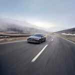公路上疾驰的炫酷汽车