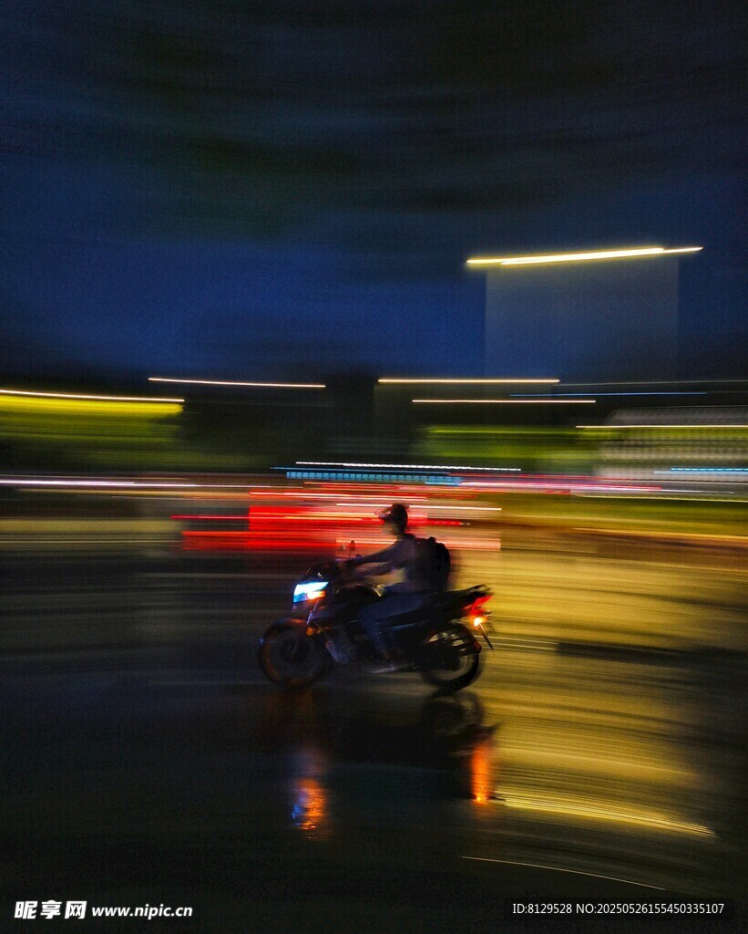 夜晚骑行的动感光影画面