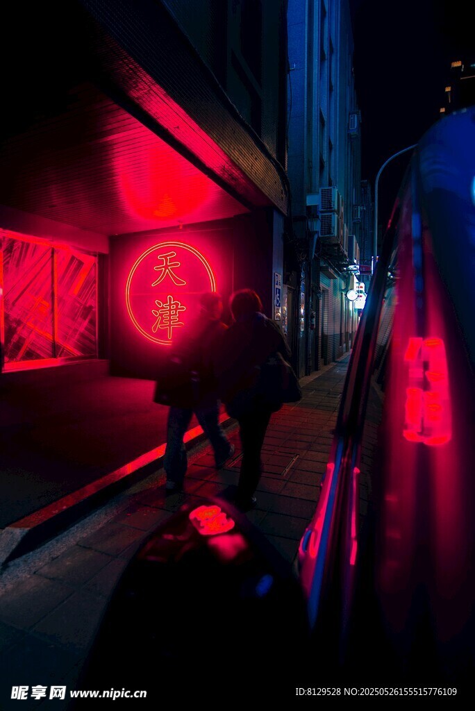 霓虹夜色下的街头行人