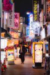 繁华都市夜间商业街景象