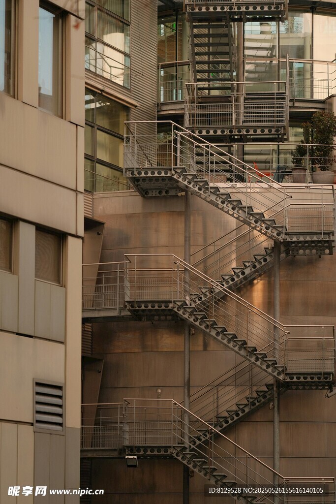 建筑外的金属楼梯景观