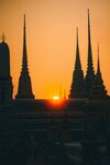 夕阳下的尖顶建筑剪影