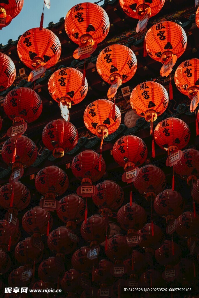 喜庆红灯笼营造节日氛围