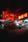 霓虹灯下的城市街头夜景