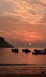 夕阳下的海面与停泊船只