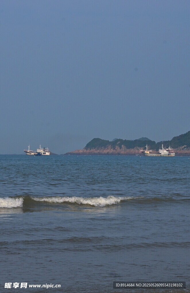海边风景 海浪与远处船只