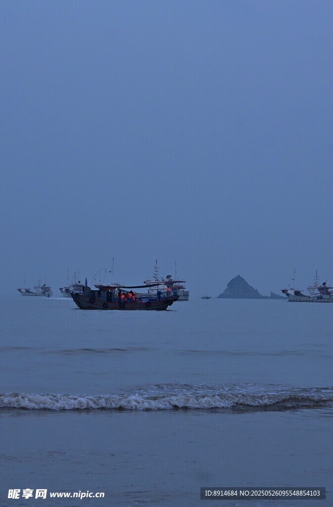 海上船只远景