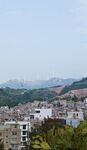 城市与远山的风景画面