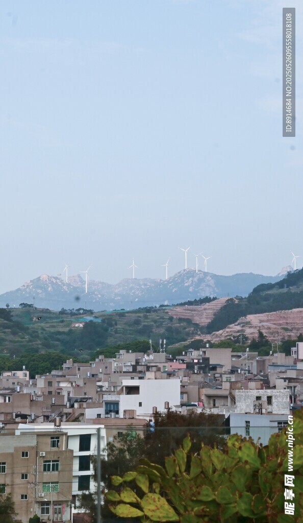 城市与远山的风景画面