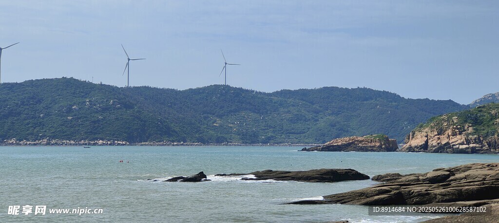 海边风光远眺连绵山峦