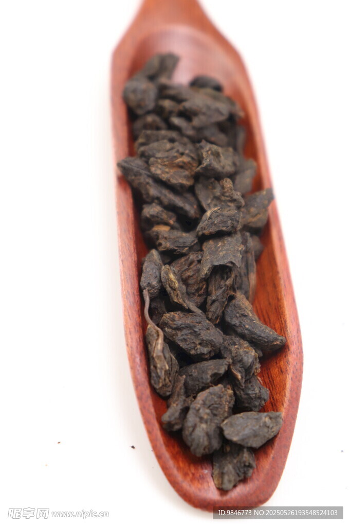 红盘中的深色块状茶叶