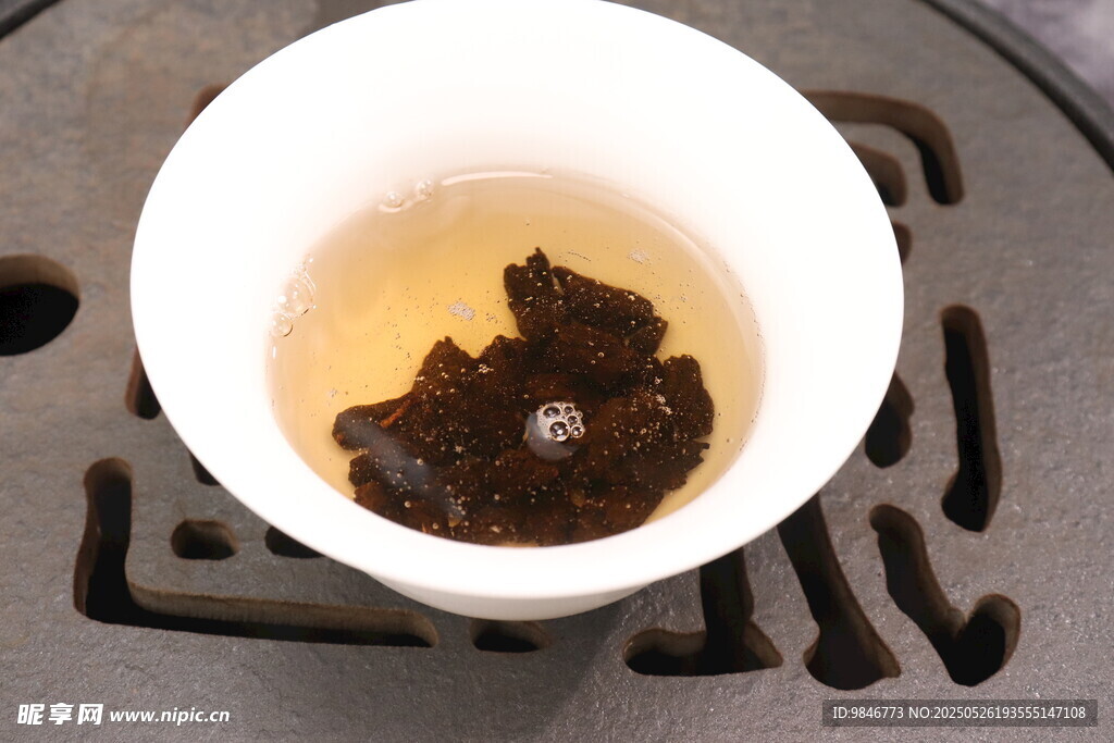 白瓷杯中的醇厚茶叶