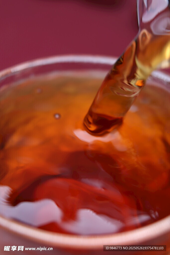 琥珀色液体倒入杯中瞬间