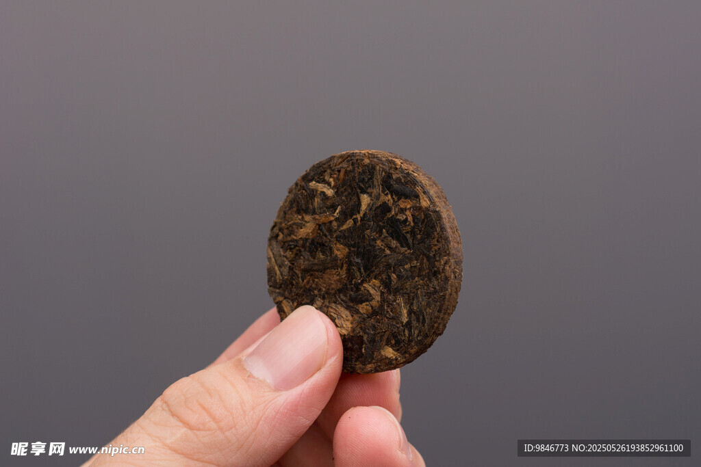 手捧普洱茶饼特写