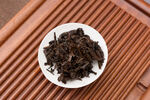 白碟中的干茶叶茶底特写