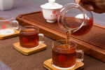 红茶冲泡瞬间倒茶