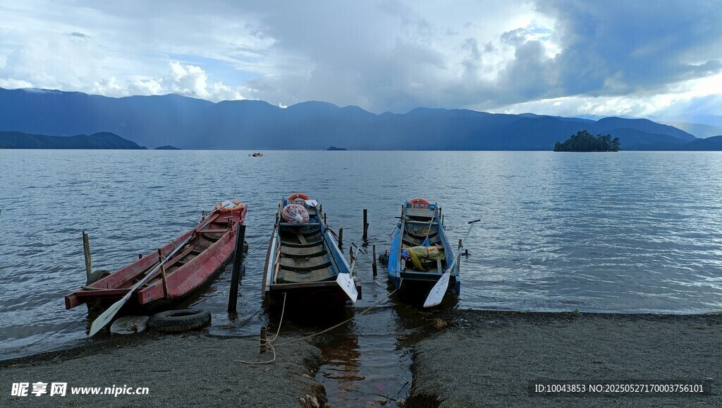 湖畔 小船 泸沽湖 