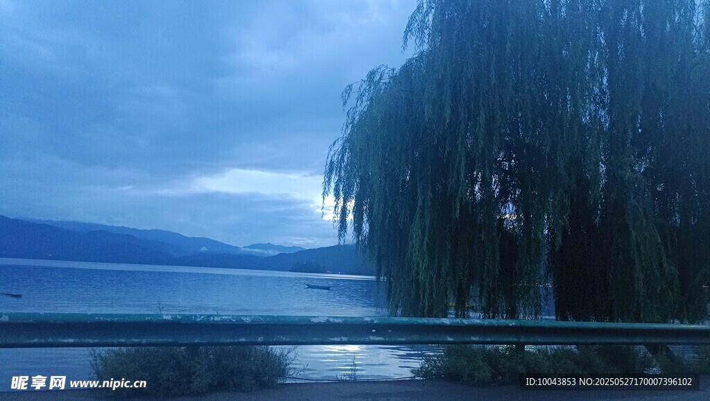 湖畔 暮色 泸沽湖 