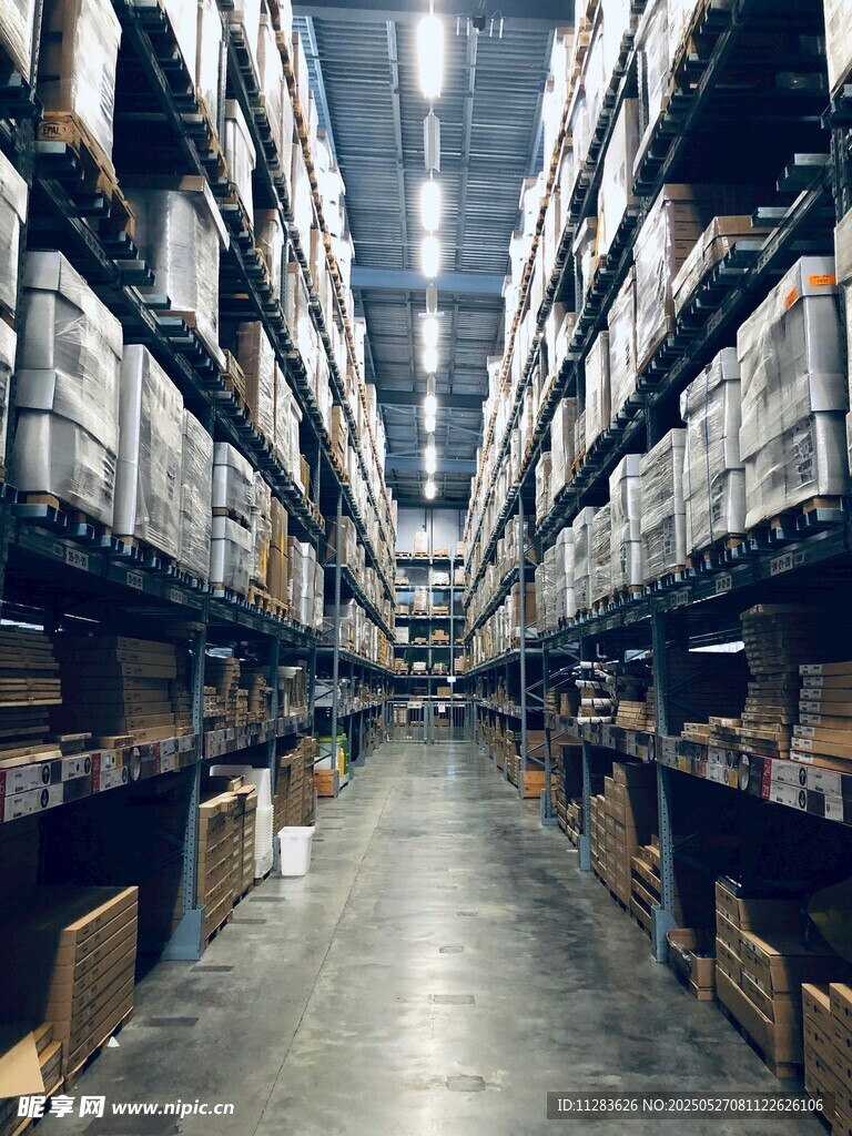 大型仓库内景货架与货物