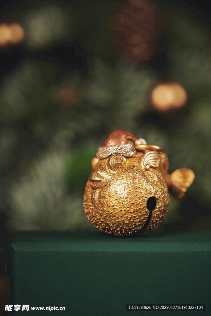 金色精致小摆件
