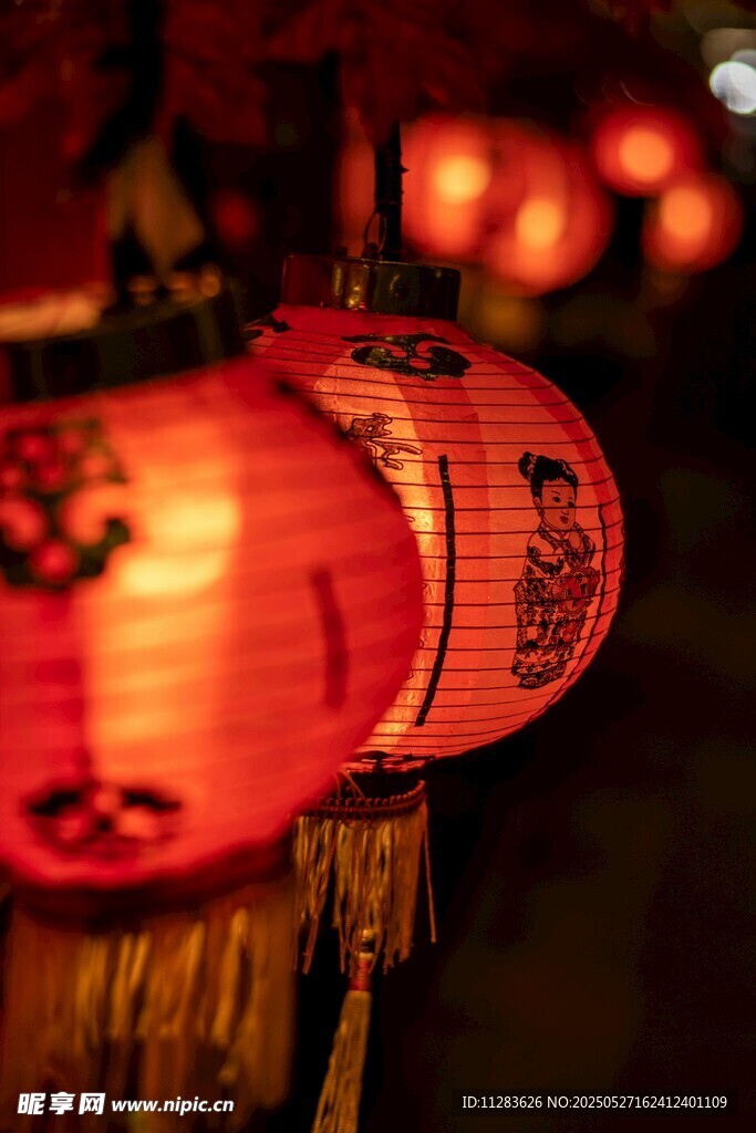 传统红灯笼点亮喜庆氛围