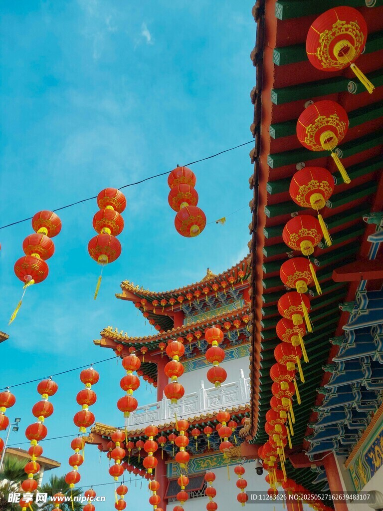 古建下悬挂的喜庆红灯笼