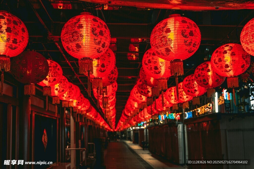 红灯笼装点的热闹街巷
