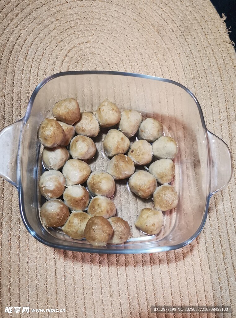 玻璃容器中的浅色肉牛丸子