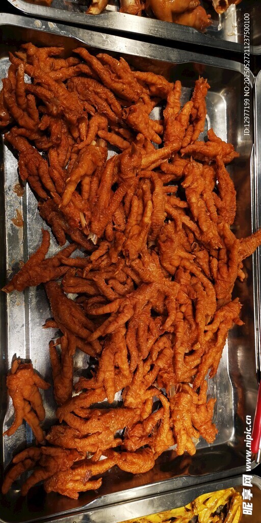 烘干架上的橙色条状食材