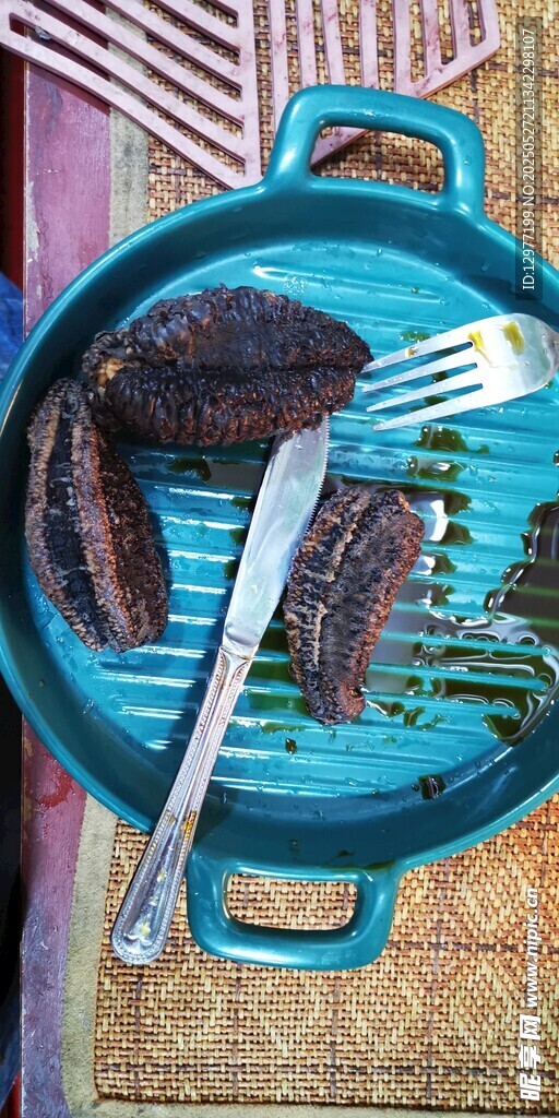 蓝色锅中的美味烤肉