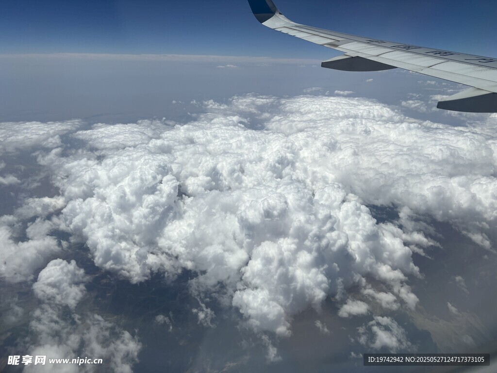 高空白云