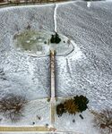 冬日雪景中的环形景观道路