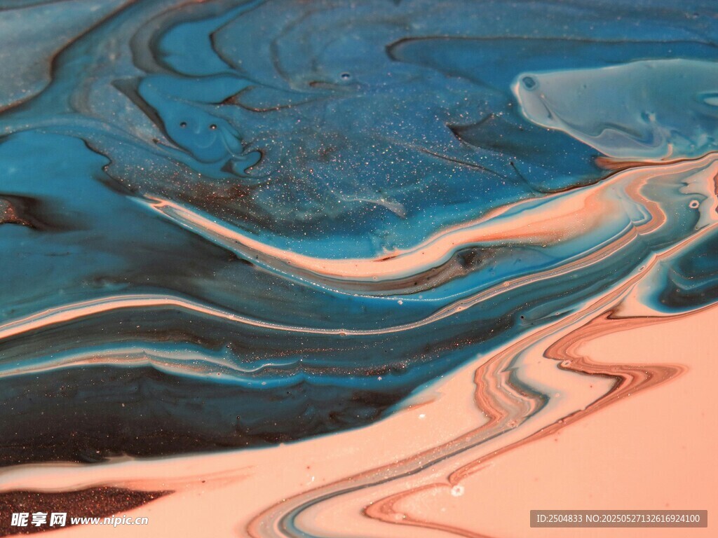 梦幻蓝粉交织沙漠景观
