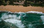 俯瞰海浪拍打金色沙滩