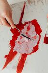 手艺人用刀创作艺术作品