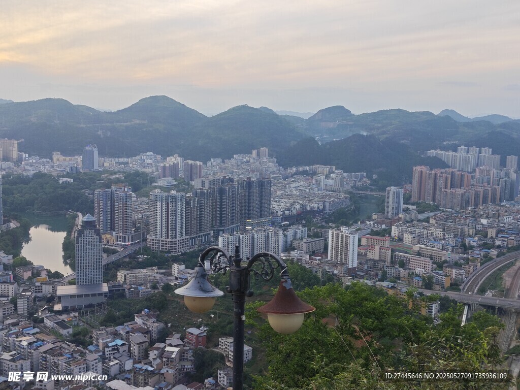 山城全景俯瞰美丽城市风光
