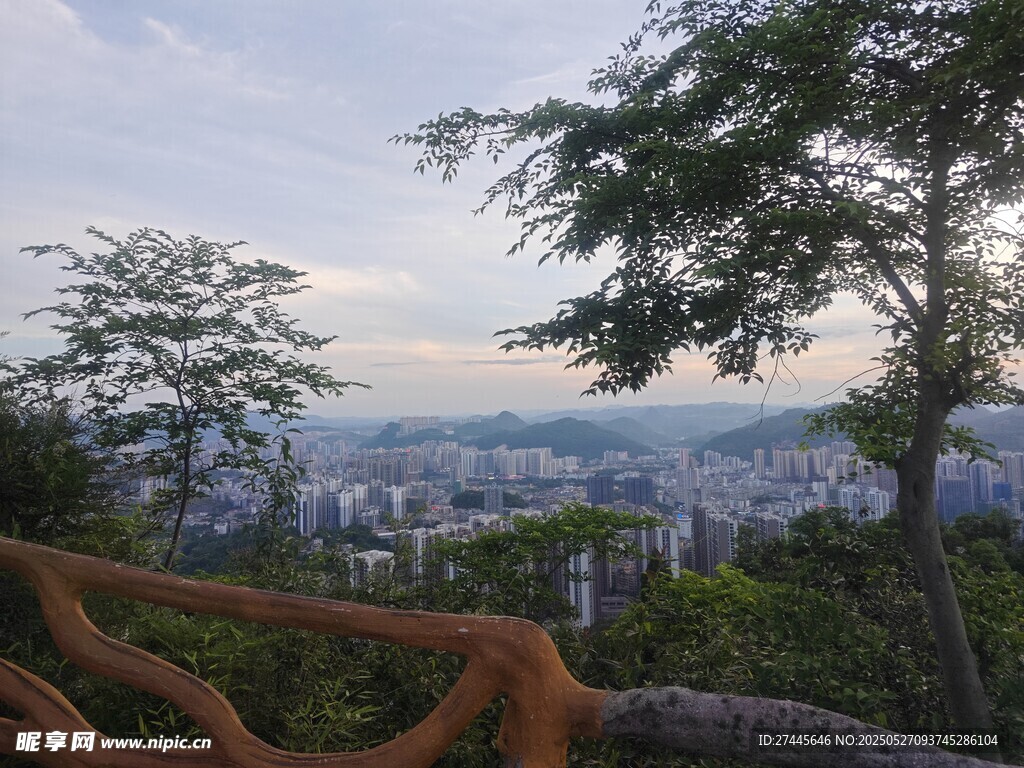 山顶俯瞰城市美景