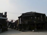古旧街道旁的特色建筑