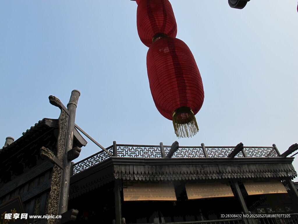 古建上空的红色灯笼