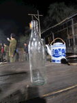 夜晚户外的玻璃瓶场景