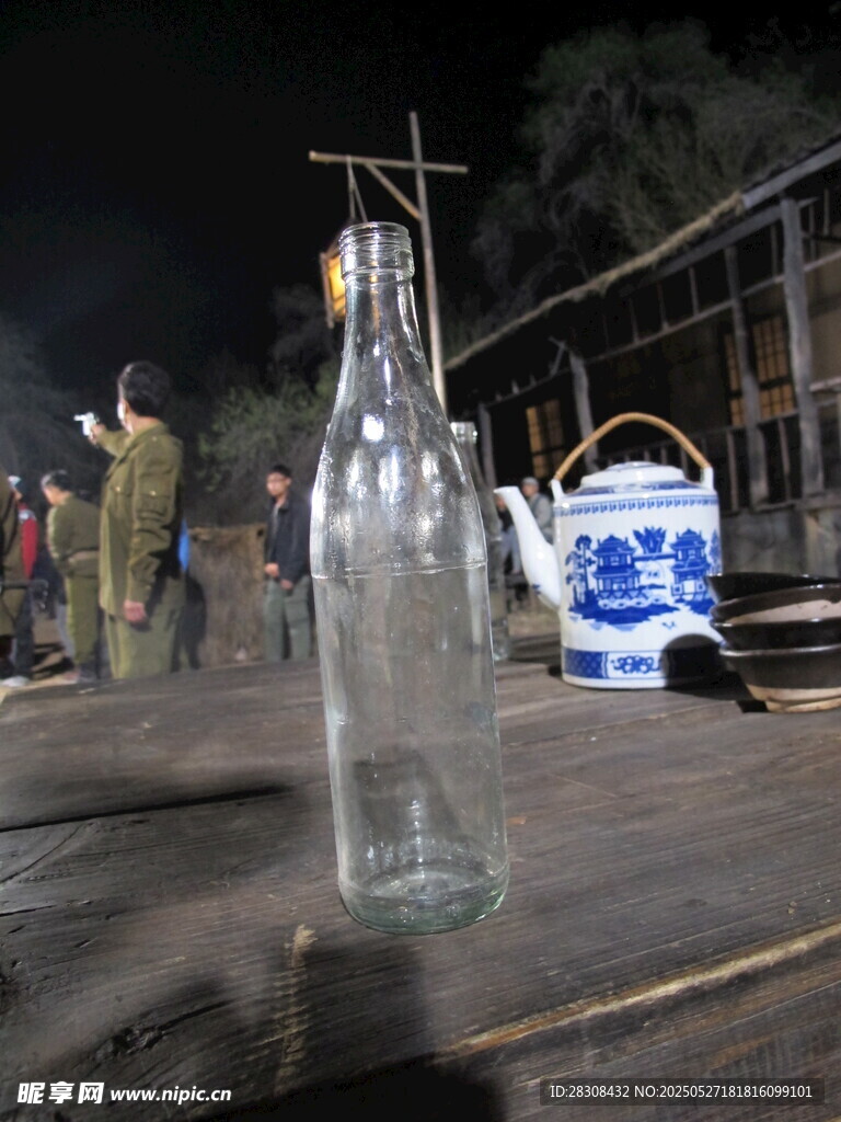 夜晚户外的玻璃瓶场景
