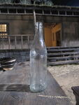 复古场景中的透明玻璃瓶