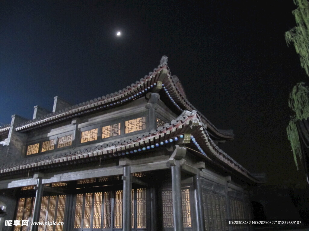 古建月夜景