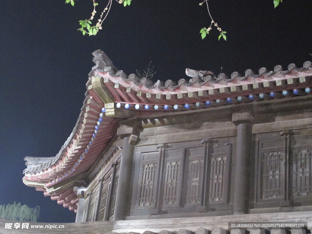 古建屋檐夜景