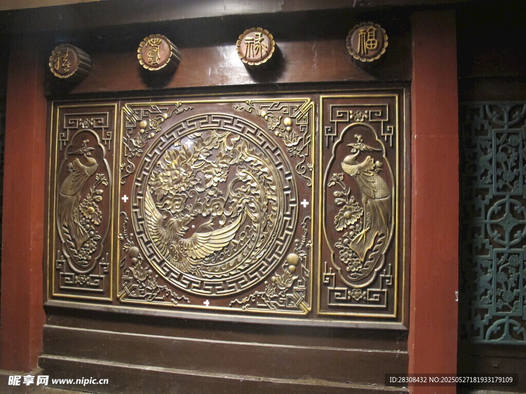 中式古典雕花墙面装饰