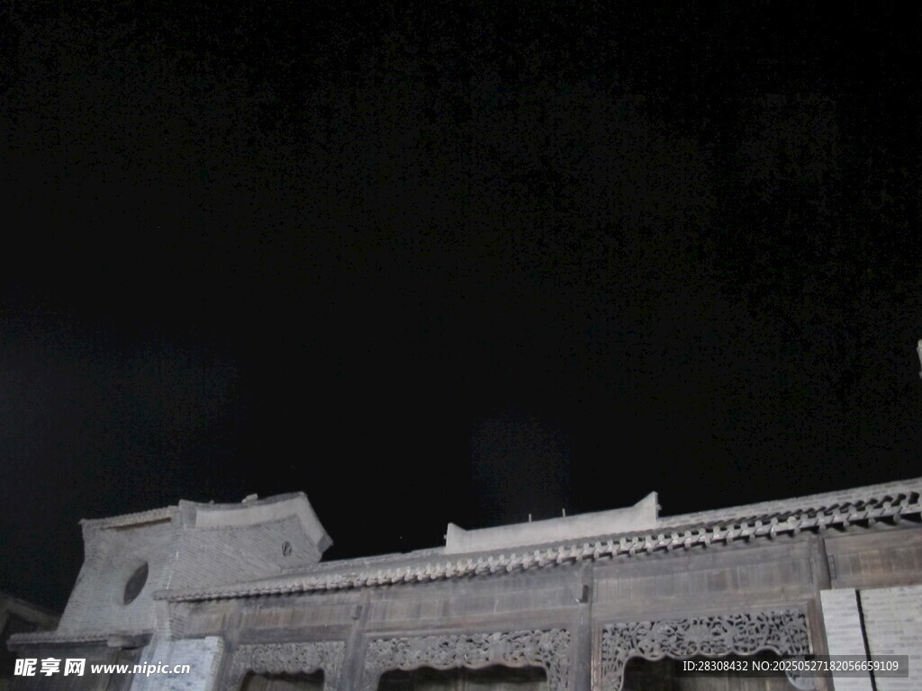 夜晚下的建筑物轮廓