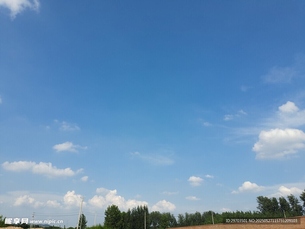 蓝天白云下的开阔田园风光