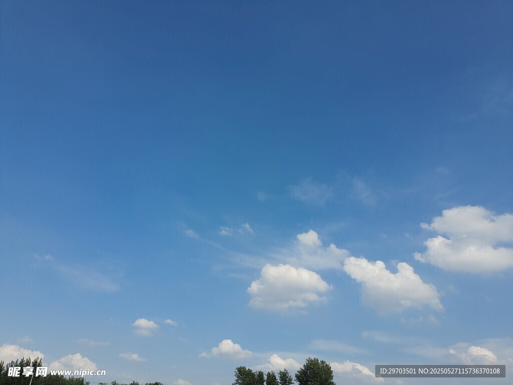 蓝天白云下的开阔景致