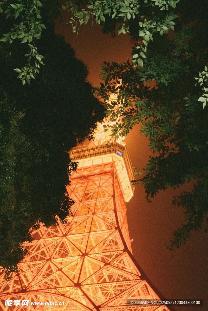 夜晚埃菲尔铁塔的璀璨景致